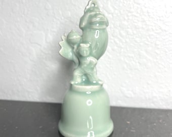 Campana de cerámica verde celadón vintage: Figura mística de Dynasty Gallery