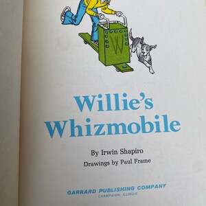 Puede incluir: Una ilustraci&oacute;n colorida de un ni&ntilde;o montando un coche de juguete con forma de la letra W. El coche tiene una carrocer&iacute;a verde con una W blanca en el lateral. El ni&ntilde;o lleva una camisa amarilla, pantalones azules y un sombrero azul. Un perro corre junto al coche. El t&iacute;tulo del libro es "Willie's Whizmobile".