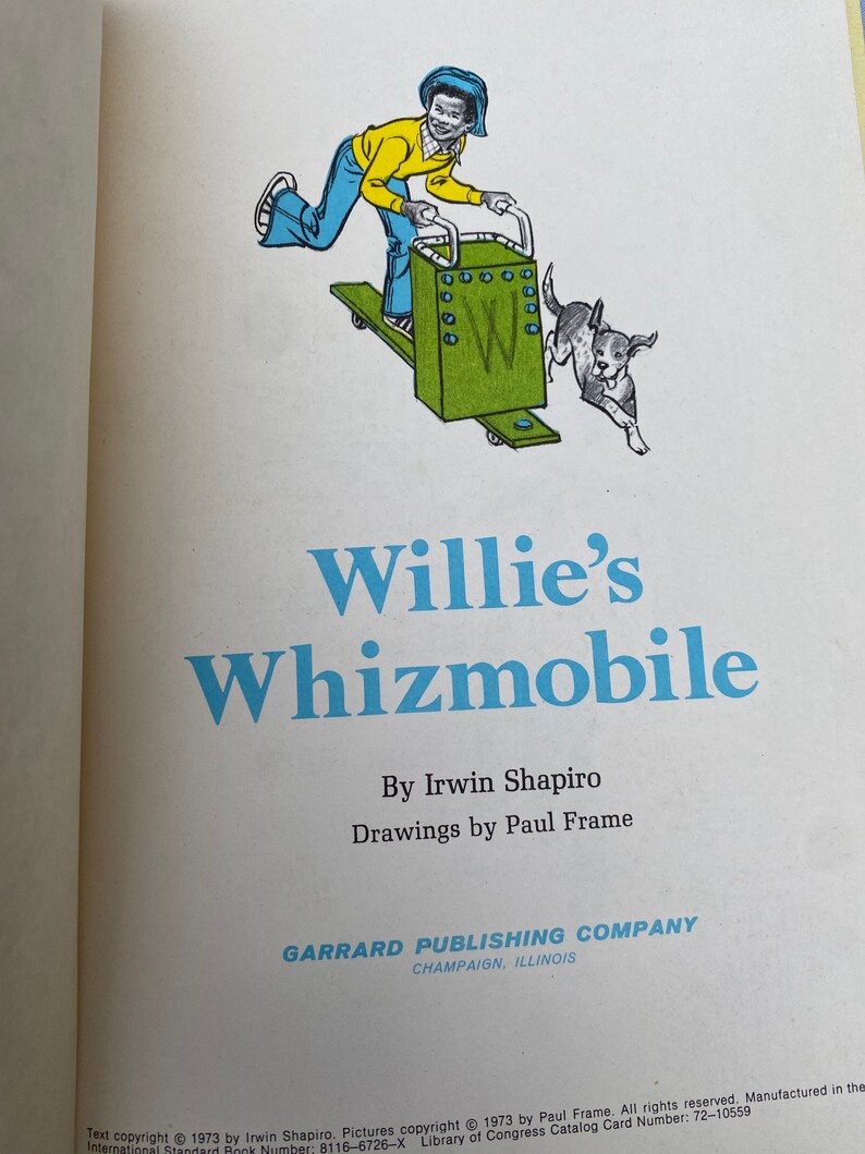 Puede incluir: Una ilustraci&oacute;n colorida de un ni&ntilde;o montando un coche de juguete con forma de la letra W. El coche tiene una carrocer&iacute;a verde con una W blanca en el lateral. El ni&ntilde;o lleva una camisa amarilla, pantalones azules y un sombrero azul. Un perro corre junto al coche. El t&iacute;tulo del libro es "Willie's Whizmobile".
