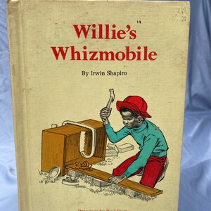 Puede incluir: Una portada de libro infantil vintage con el t&iacute;tulo "Willie's Whizmobile" en letras rojas. La portada presenta una ilustraci&oacute;n de un ni&ntilde;o peque&ntilde;o con un sombrero rojo usando un martillo para construir un coche de madera.