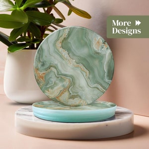 Op de afbeelding: Een set van drie ronde onderzetters met een groen marmerpatroon. De onderzetters zijn op elkaar gestapeld, met de bovenste onderzetter als de grootste. De onderzetters zijn gemaakt van een glad, gepolijst materiaal. Meer ontwerpen