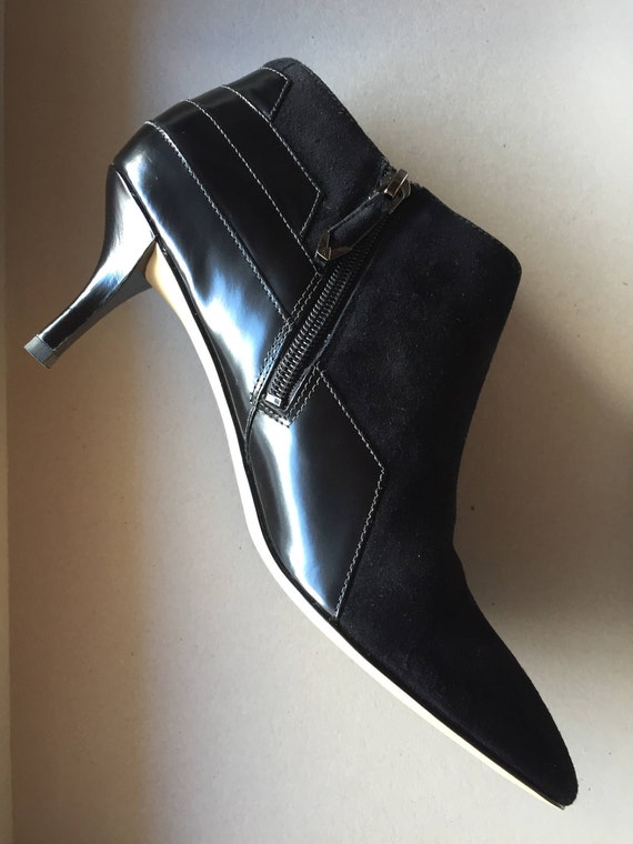 Pointed ankle boots in black suede leather and var