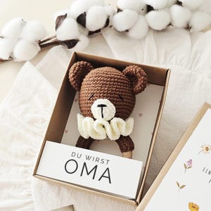 Schwangerschaftsverkündung Geschenkbox für Oma mit gehäkeltem Teddybär, personalisierte Baby Announcement Box, liebevolle Überraschung für werdende Großmutter