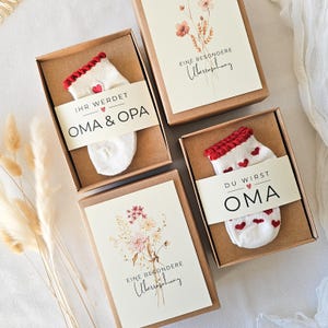 Schwangerschaft verkünden mit Babysocken für Oma und Oma & Opa, Babyankündigung Geschenkbox mit Blumenmotiv, Überraschung für die Familie
