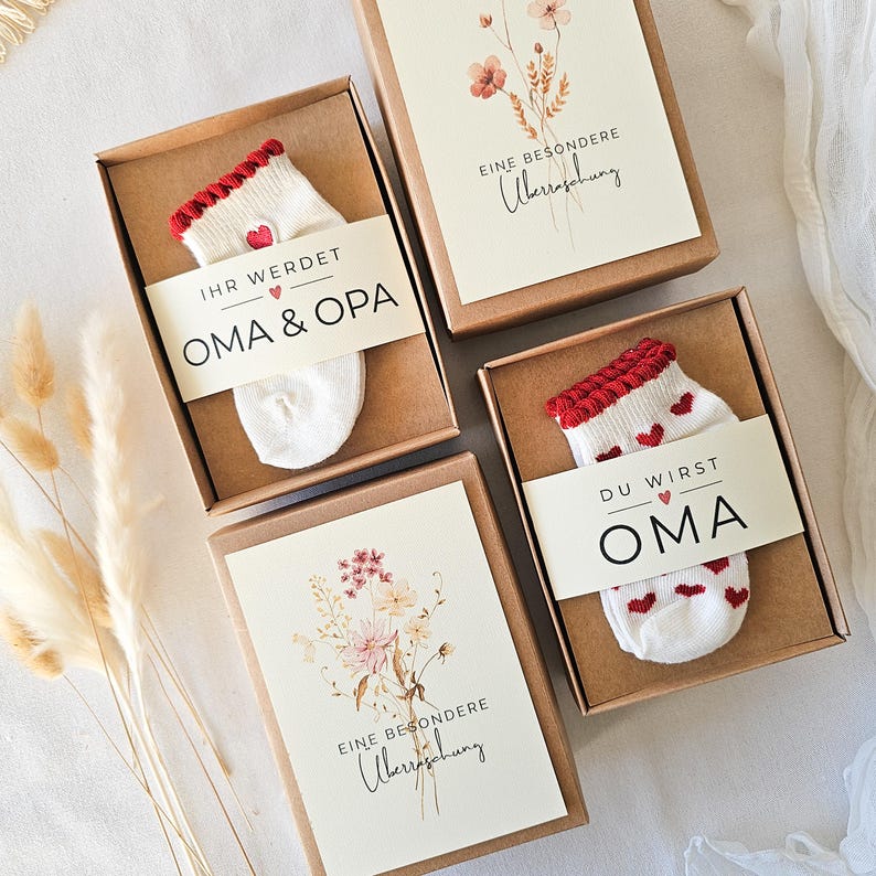 Schwangerschaft verkünden mit Babysocken für Oma und Oma & Opa, Babyankündigung Geschenkbox mit Blumenmotiv, Überraschung für die Familie