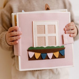 livre en feutre pour tout-petit, maison de poupée, livre calme en feutre de 8 pages, livre de voyage chargé pour fille 2-3-4 ans, jouets cadeaux de Noël montessori, jardin d'enfants
