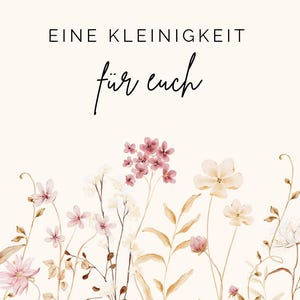 Puede incluir: Una tarjeta de color crema con el texto EINE KLEINIGKEIT en fuente sans-serif negra y el texto f&uuml;r euch en letra cursiva negra. Debajo del texto hay ilustraciones en acuarela de delicadas flores silvestres en tonos rosa, beige y blanco.