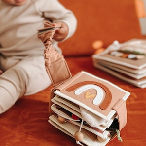 Mini livre silencieux, jouets pour bébés de 6 à 12 mois, livre d'activités silencieux en tissu, baby shower bohème arc-en-ciel, cadeaux neutres pour bébé pour la maternelle