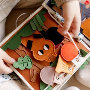 Cicha książka dla malucha, ręcznie robiona Montessori Busy Book ze zwierzętami leśnymi - Filcowa cicha książka dla 1-latka, przyjazna w podróży edukacyjna zabawka