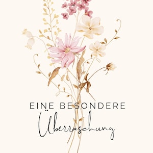 Puede incluir: Una ilustraci&oacute;n en acuarela de un ramo de flores silvestres con p&eacute;talos en tonos rosa, crema y bronceado con tallos finos. Debajo de las flores, el texto EINE BESONDERE &Uuml;berraschung est&aacute; impreso en una combinaci&oacute;n de fuentes sans-serif y cursiva.