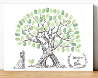 Arbre à empreintes : 2 troncs entrelacés avec initiales sur pancarte en bois, couple de mariés et couronne florale  - mariage champêtre