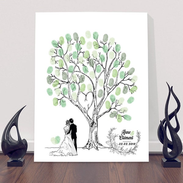 Arbre à empreintes : couple de mariés de dos au pied d'un arbre aux branches entrelacées en forme de coeur  - livre d'or mariage champêtre