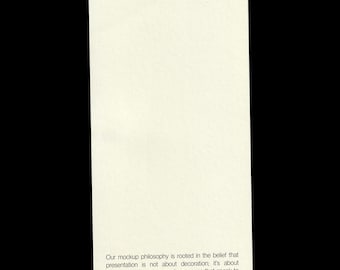 Könnte beinhalten: Eine vertikale rechteckige cremefarbene Karte mit dem schwarzen Text LE CACHET oben. Der untere Bereich enthält einen Absatz mit schwarzem Text: Our mockup philosophy is rooted in the belief that presentation is not about decoration; it's about context.