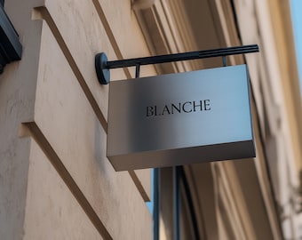 Maquette d'enseigne suspendue en acier brossé, image de marque européenne pour façade (fichier PSD)