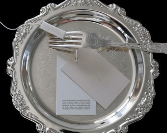 Silbernes Tablett Swing Tag Mockup, Goldfolienprägung, Kleidungs-Branding PSD