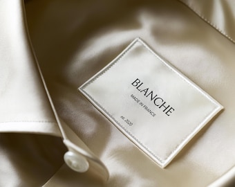 Cremefarbenes Satin gewebtes Etikett Mockup, Bekleidungs-Branding PSD (Smart Objekt)