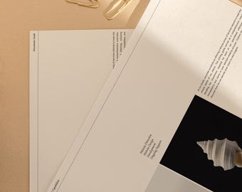 Mockup A4 briefpapierkaart: PSD-brandingmodel met reliëfeffecten
