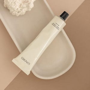 Maqueta PSD de tubo cosmético: Envase para productos de cuidado de la piel con efectos de relieve