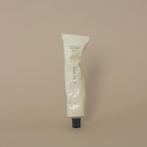 Mockup de tubo cosmético, Mockup de marca de cuidados com a pele, Mockup de tubo de metal, Mockup de embalagem de produto de beleza para cuidados com a pele, Mockup de creme estético para as mãos