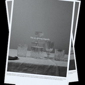 Puede incluir: Imagen en escala de grises que presenta una jarra, dos vasos y una copa de vino sobre un mantel blanco. El texto "The art of living elegantly" es visible. La escena evoca una sensación de elegancia y sofisticación refinadas.