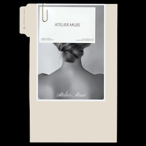 Peut inclure: Photographie en noir et blanc d'une personne de dos, coiffée d'un chignon. Une carte blanche avec le texte "ATELIER MUSE" et des coordonnées est maintenue par un trombone doré. Le texte "Atelier Muse" est également affiché.