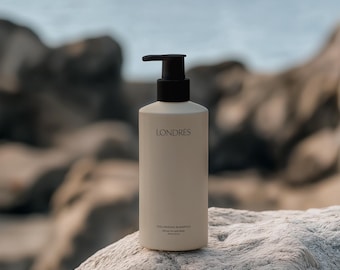 Mockup cosmetische pompfles: PSD-reliëf-/debosseffecten