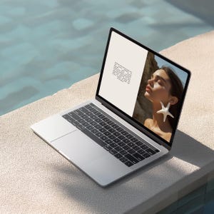 Modern MacBook-model: travertijnzwembaddisplay (PSD)