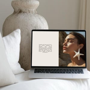 Mockup moderno de MacBook em PSD: Pedra Travertino, Branding para Mídias Sociais
