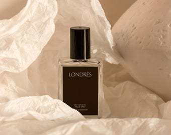 Mockup glazen cosmetische fles, mockup labelbranding, mockup productverpakking, mockup heldere fles, mockup schoonheidsfles, PSD-mockup schoonheidsfles
