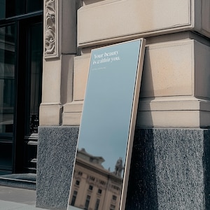 Realistisches Spiegelschild Poster Schild Mockup, PSD Mockup, Spiegelboard Display, Poster Schild Schaufenster, Werbedesign, Spiegel Selfie Mockup