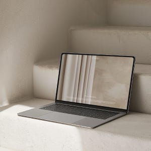 Modern MacBook-modell: Travertinsten, varumärkesbyggande för sociala medier (PSD)