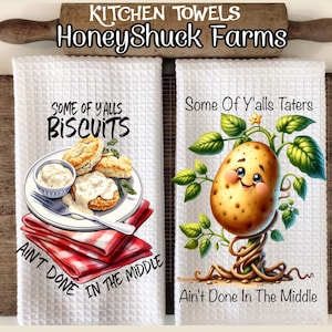 Puede incluir: Dos toallas de cocina blancas con un patr&oacute;n de cuadros rojos y blancos. La primera toalla presenta una ilustraci&oacute;n de dibujos animados de galletas con salsa y el texto "Some of Y'alls Biscuits Ain't Done In The Middle". La segunda toalla presenta una ilustraci&oacute;n de dibujos animados de una planta de papa con el texto "Some Of Y'alls Taters Ain't Done In The Middle".