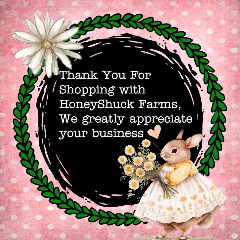 Pu&ograve; includere: Un'illustrazione in bianco e nero di una ghirlanda con il testo "Thank You For Shopping with HoneyShuck Farms, We greatly appreciate your business" all'interno. Un coniglio dei cartoni animati che tiene un mazzo di fiori bianchi &egrave; in piedi a destra della ghirlanda.
