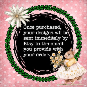 Puede incluir: Un c&iacute;rculo negro con texto blanco que dice "Una vez comprado, sus dise&ntilde;os se enviar&aacute;n inmediatamente por Etsy al correo electr&oacute;nico que proporcion&oacute; con su pedido." El c&iacute;rculo est&aacute; rodeado por una corona verde y un conejo blanco con un vestido amarillo y un ramo de flores blancas.