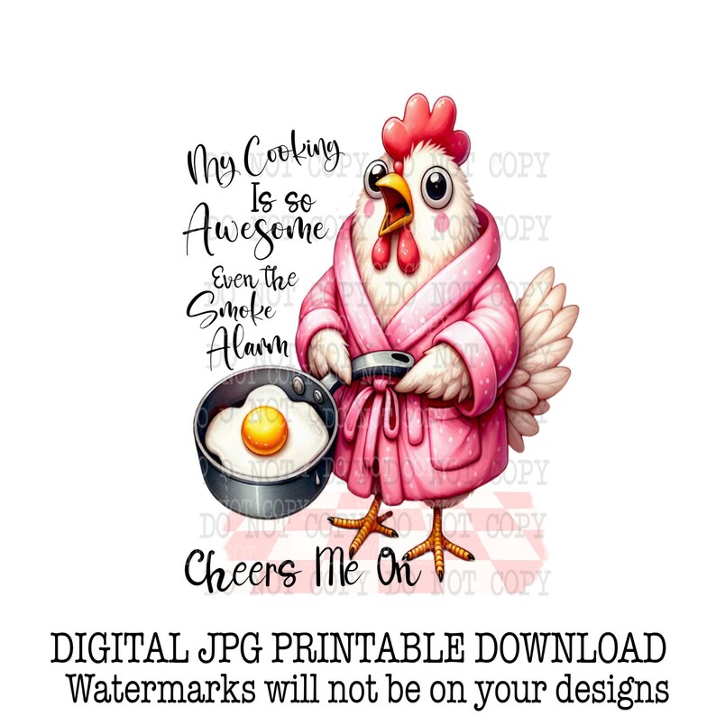 Pu&ograve; includere: Un'illustrazione di un pollo cartone animato che indossa una vestaglia rosa e tiene una padella con un uovo fritto. Il testo dice "La mia cucina &egrave; cos&igrave; fantastica che persino l'allarme fumo mi applaude".
