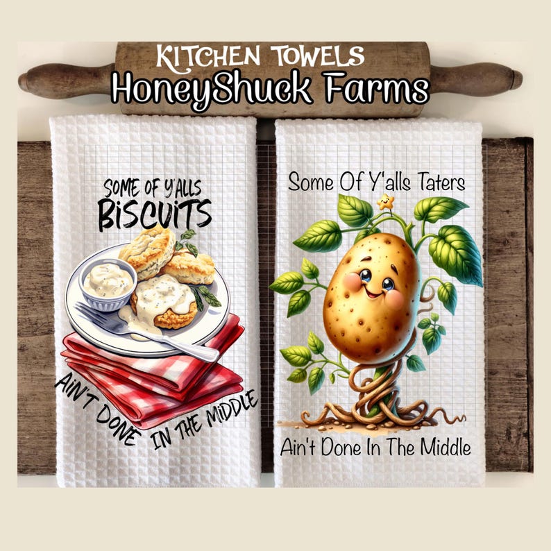Puede incluir: Dos toallas de cocina blancas con un patr&oacute;n de cuadros rojos y blancos. La primera toalla presenta una ilustraci&oacute;n de dibujos animados de galletas con salsa y el texto "Some of Y'alls Biscuits Ain't Done In The Middle". La segunda toalla presenta una ilustraci&oacute;n de dibujos animados de una planta de papa con el texto "Some Of Y'alls Taters Ain't Done In The Middle".