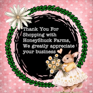 Puede incluir: Una ilustraci&oacute;n en blanco y negro de una corona con el texto "Thank You For Shopping with HoneyShuck Farms, We greatly appreciate your business" en su interior. Un conejito de dibujos animados que sostiene un ramo de flores blancas est&aacute; de pie a la derecha de la corona.