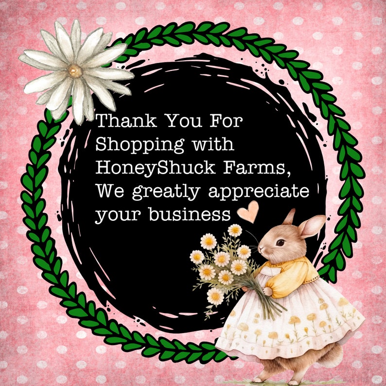 Puede incluir: Una ilustraci&oacute;n en blanco y negro de una corona con el texto "Thank You For Shopping with HoneyShuck Farms, We greatly appreciate your business" en su interior. Un conejito de dibujos animados que sostiene un ramo de flores blancas est&aacute; de pie a la derecha de la corona.