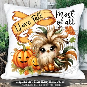 Pu&ograve; includere: Un cuscino bianco con uno striscione giallo che dice "Amo l'autunno pi&ugrave; di tutto". Un pollo dei cartoni animati con piume marroni e una coda con motivo verde e marrone tiene una zucca. Ci sono due zucche pi&ugrave; piccole sullo sfondo.