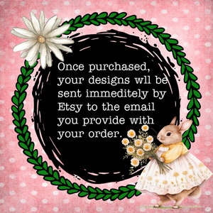 Pu&ograve; includere: Un cerchio nero con testo bianco che recita "Una volta acquistati, i tuoi progetti saranno inviati immediatamente da Etsy all'indirizzo email che hai fornito con il tuo ordine." Il cerchio &egrave; circondato da una ghirlanda verde e da un coniglio bianco con un vestito giallo e un mazzo di fiori bianchi.