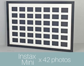 Marco de madera multiapertura para Instax Mini. Capacidad para cuarenta y dos fotos tamaño Instax. A2. Vertical u horizontal. Solo muestra la foto, sin borde.