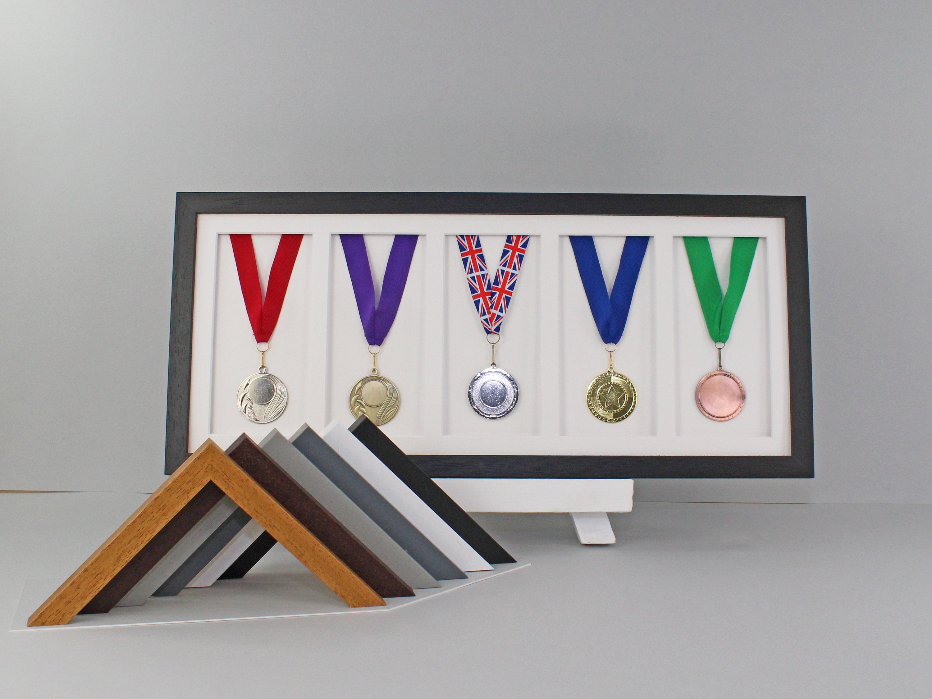 Cadre d'affichage de médailles pour cinq médailles. 25x60cm. Cadeau parfait  pour les coureurs, les nageurs, les cyclistes, les athlètes ou les  réalisations scolaires. -  Canada