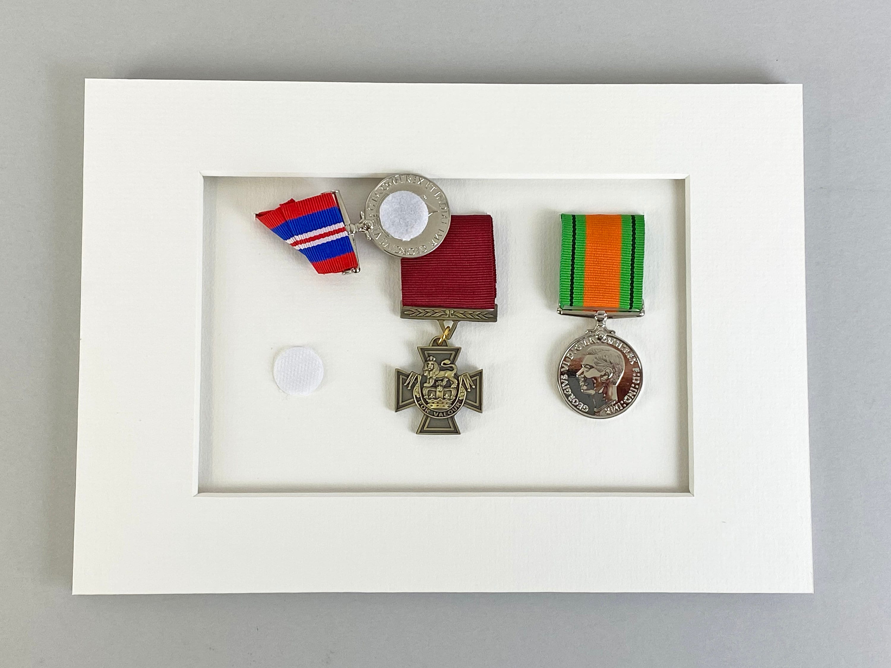 Cadre d'affichage des médailles militaires et de service pour quatre  médailles et deux photographies 6x4. 20x50cm. Fait à la main par ArtHome.  Médailles de guerre. WW1. WW2.134 -  France