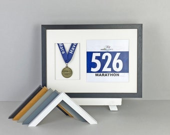 Medailledisplayframe met openingen voor medaille en slabbetje (20x20cm slabbetjeformaat). A3-formaat. Handgemaakt. Perfect voor hardlopers, zwemmers, fietsers, atleten.