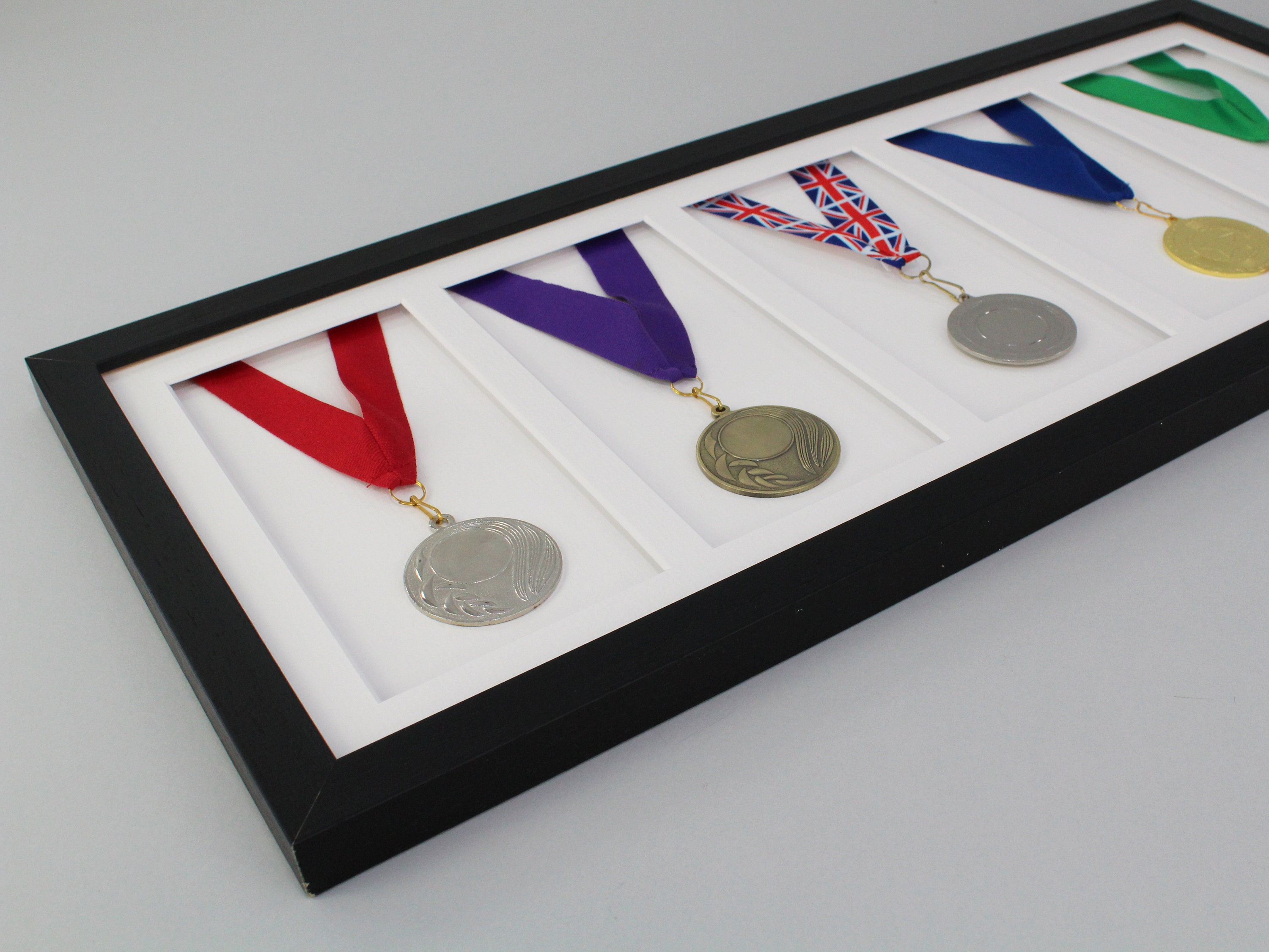 Cadre d'affichage de médailles pour cinq médailles. 25x60cm. Cadeau parfait  pour les coureurs, les nageurs, les cyclistes, les athlètes ou les  réalisations scolaires. -  Canada
