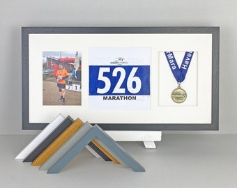 Medailledisplayframe met openingen voor slabbetje en foto. 30x60cm.Handgemaakt. Perfect voor hardlopers, zwemmers, fietsers, atleten | Marathonmedailles