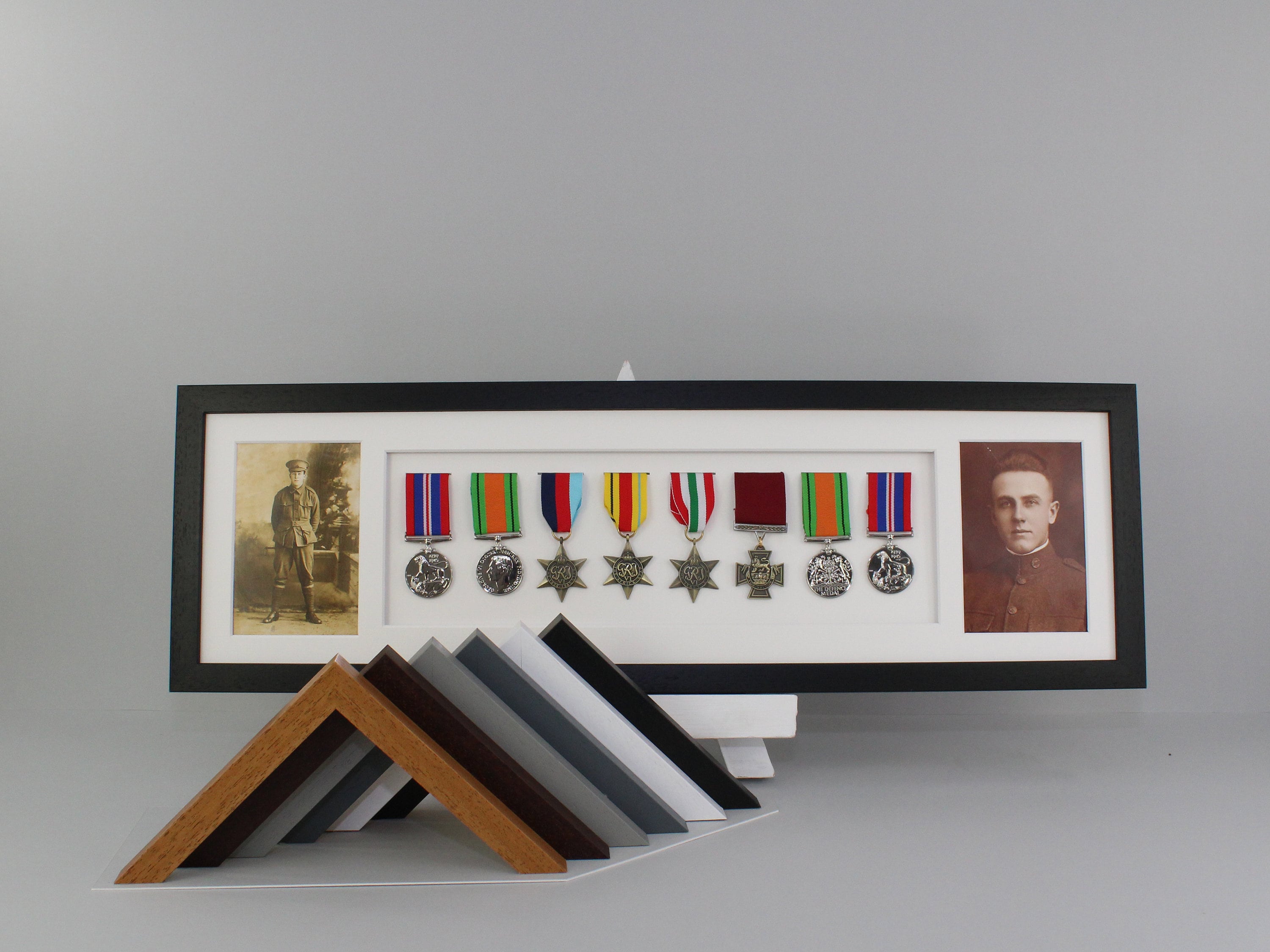 Cadre d'affichage des médailles militaires et de service pour huit médailles  et deux photographies 6x4. 20x70cm. Fait à la main par ArtHome. Médailles  de guerre. 150 -  France