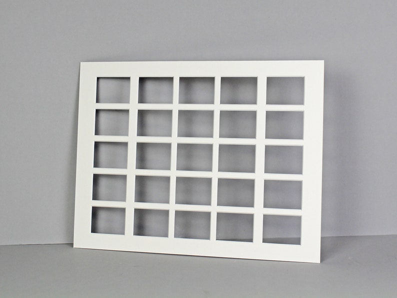 Puede incluir: Marco rectangular blanco con una cuadr&iacute;cula de 24 aberturas cuadradas. El marco est&aacute; hecho de un material blanco y tiene una superficie lisa.