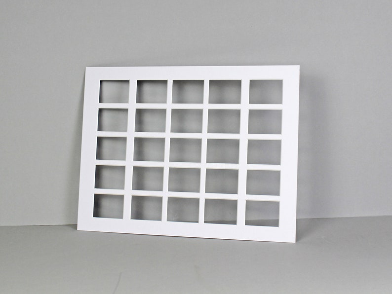 Puede incluir: Marco rectangular blanco con 25 aberturas cuadradas. El marco est&aacute; hecho de un material grueso y resistente y tiene un acabado liso y mate.