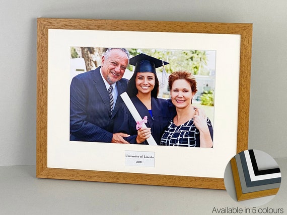 Cornice di laurea personalizzata. Cornice 30x40 cm con foto 12x8. Il tuo  testo e la tua foto per custodire il tuo risultato speciale. Un regalo  perfetto.95 -  Italia